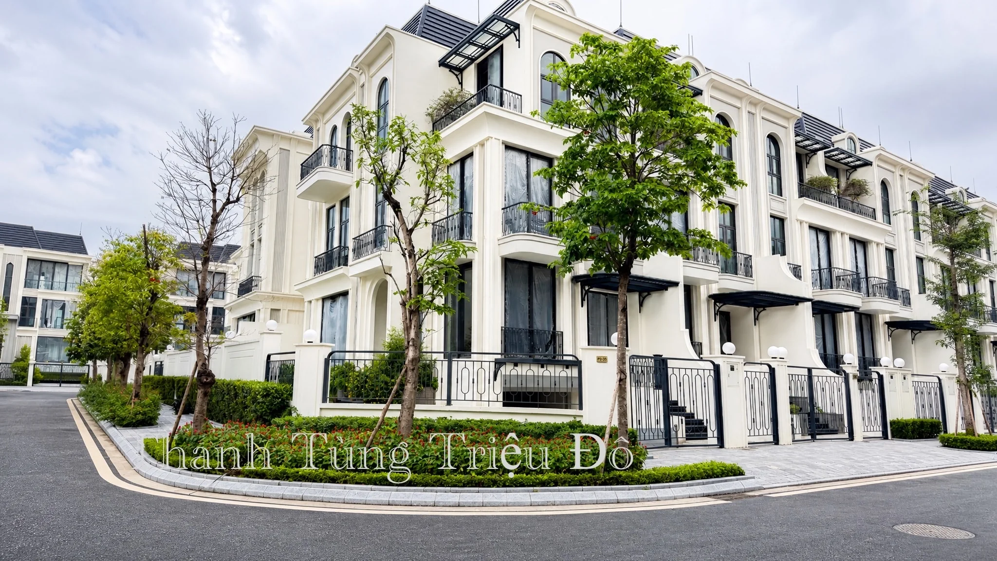 Góc đường nội khu tĩnh lặng rợp bóng cây xanh trước thềm biệt thự khu P Ciputra